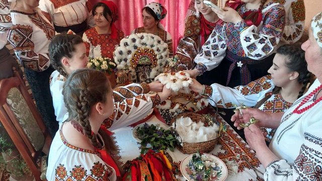Мінкультури включило мистецтво виготовлення весільного пір'яного вінка до Нацпереліку нематеріальної культспадщини