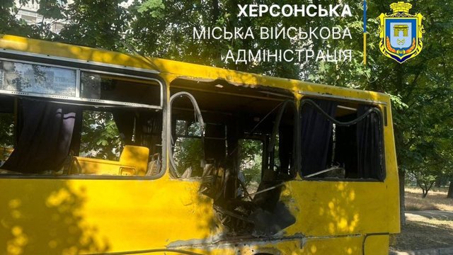 Дві співробітниці ДПС дістали поранення, донька однієї з них загинула внаслідок удару дрона по маршрутці в Херсоні
