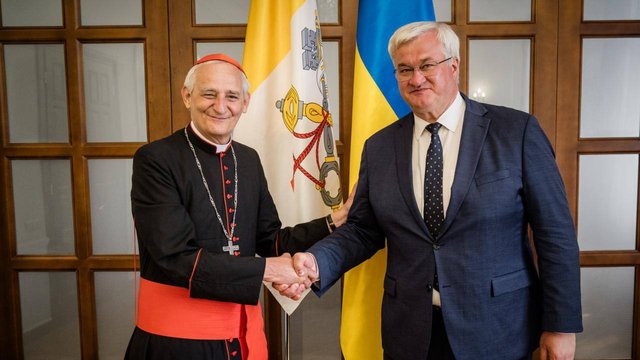 Міністр закордонних справ України Андрій Сибіга під час зустрічі із спеціальним представником Папи Римського з питань України кардиналом Маттео Дзуппі