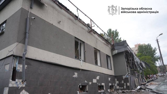 Россияне обстреляли многоэтажку в Запорожье, под завалами находятся люди – ОВА
