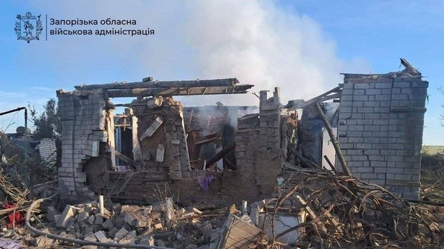 Работы по ликвидации последствий атаки продолжаются в пяти районах Запорожья, всего повреждено 42 жилых дома