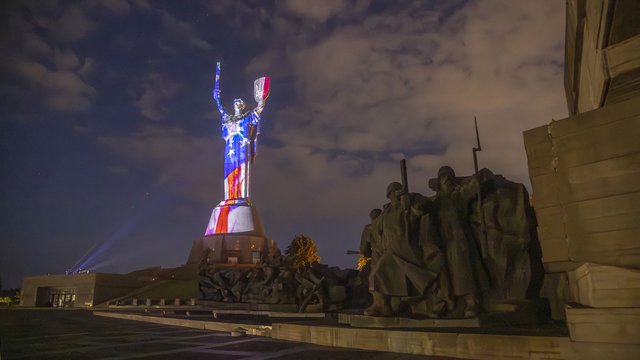 Монумент «Родина-мать», освещенный в цвета флага США в честь 250-летия США. Киев, 04.07.2026