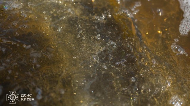 В Києві внаслідок російського удару стався витік нафтопродуктів в озеро на Оболоні