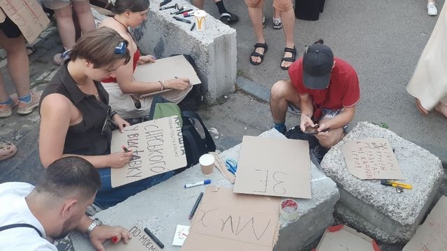 Мітинг проти відставки Федорова надвечір п'ятниці зібрав вже понад 10 тис. учасників і вони продовжують прибувати