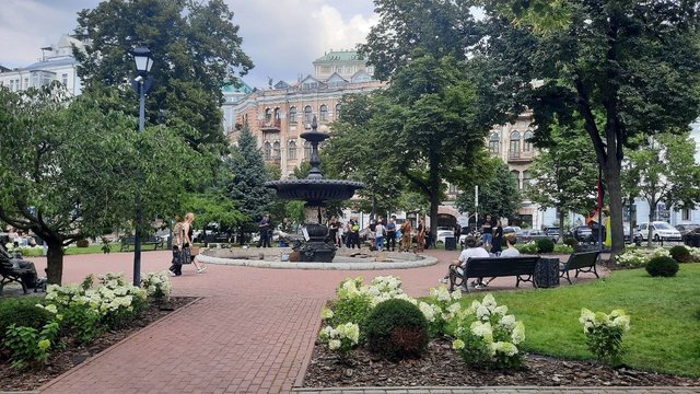 На площади Франко в Киеве осталось всего несколько митингующих, коммунальщики убрали почти все картонные плакаты