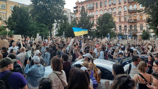 Мітинг проти відставки Федорова надвечір п'ятниці зібрав вже понад 10 тис. учасників і вони продовжують прибувати