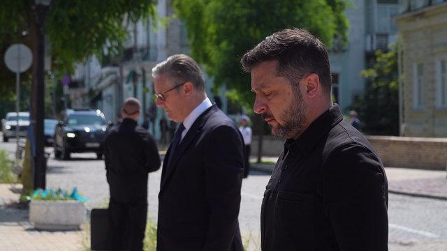 Зеленский и Стармер почтили память погибших украинских воинов в Киеве