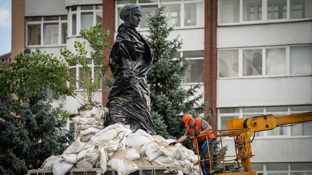 У Києві почали демонтаж захисних конструкцій біля пам'ятника Лесі Українці