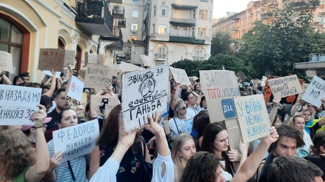 Мітинг проти відставки Федорова надвечір п'ятниці зібрав вже понад 10 тис. учасників і вони продовжують прибувати