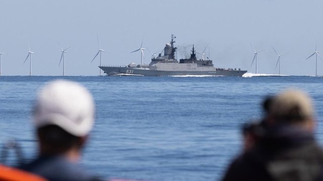 Активисты Greenpeace зафиксировали сопровождение танкера теневого флота Kira K российским военным кораблем в Балтийском море