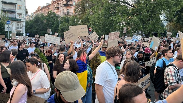 Протестна хода за діалог і реформи в оборонці досягла площі Франка, мітинг продовжується