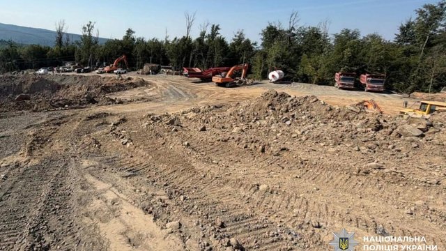 Нацполиция: в Закарпатье разоблачена незаконная добыча андезита, среди фигурантов схемы – депутат облсовета