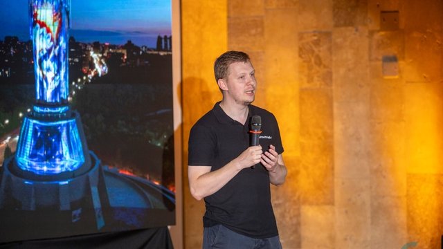 Павло Степанець, представник компанії Aurostrada, виступає на презентації світлової аудіовізуальної артінсталяції «Майбутнє пам’ятає». Національний музей історії України у Другій світовій війні, Київ, 20.08.2026