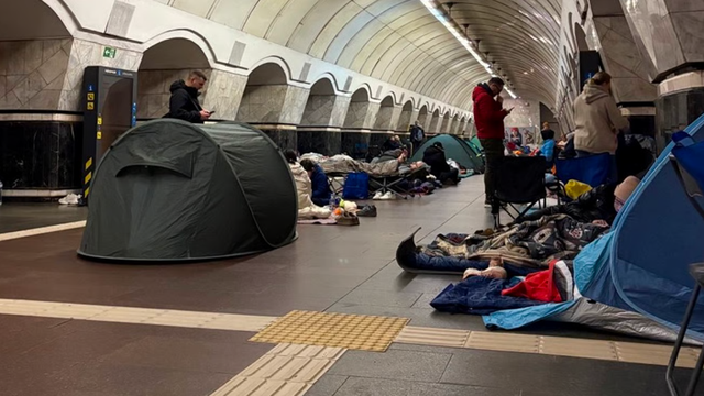Петиція про заборону наметів на станціях київського метро під час повітряних тривог не набрала голосів