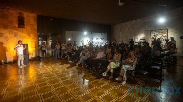 Микола Каблука, автор інсталяції, засновник та артдиректор Expolight, виступає на презентації світлової аудіовізуальної артінсталяції «Майбутнє пам’ятає». Національний музей історії України у Другій світовій війні, Київ, 20.08.2026