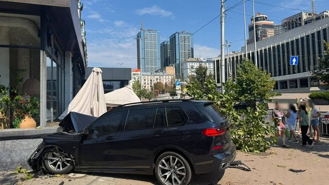 В Киеве в результате ДТП автомобиль выехал на летнюю террасу заведения, госпитализирован водитель