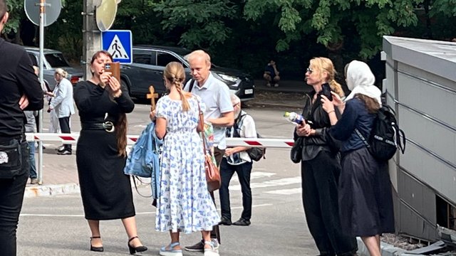 Малочисленный митинг против пребывания УПЦ (МП) в Киево-Печерской лавре проходит у здания Апелляционного суда