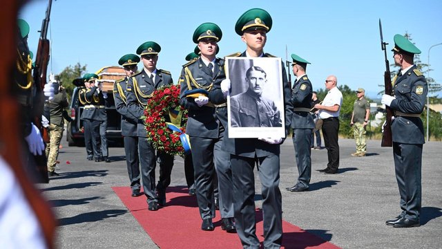 В Украине с воинскими почестями встретили гроб Коновальца