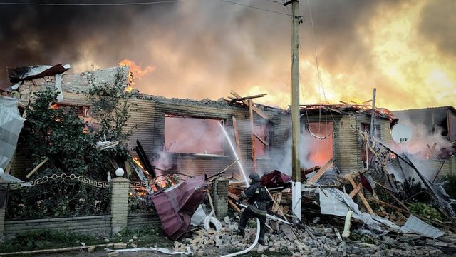 РФ двома БпЛА вдарила по будинку на Сумщині, загинула жінка та її 9-річний син – ОВА