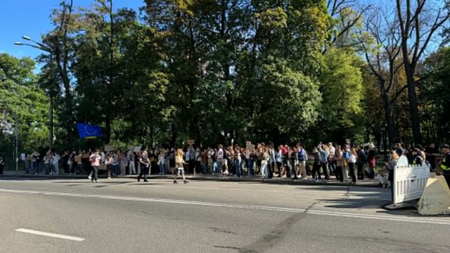Мітингарі біля Ради знову закликають до повернення Федорова на посаду міністра оборони та вимагають діалогу від керівництва держави