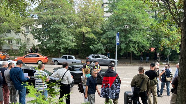 Малочисленный митинг против пребывания УПЦ (МП) в Киево-Печерской лавре проходит у здания Апелляционного суда