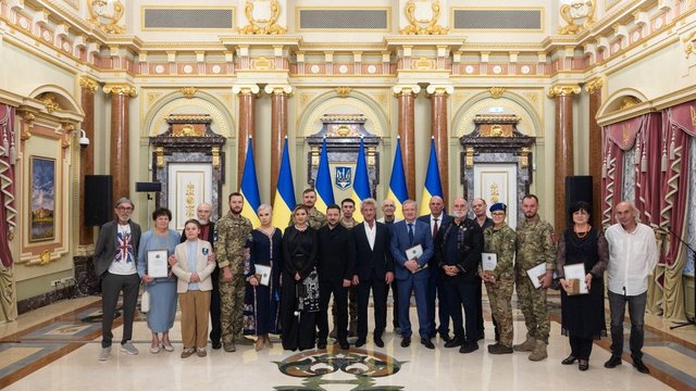 Zelenskyy presents National Legend of Ukraine to Sean Penn, José Andrés and other prominent figures