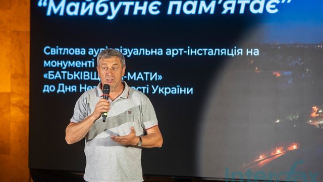 Юрій Савчук, директор Національного музею історії України у Другій світовій війні, виступає на презентації світлової аудіовізуальної артінсталяції «Майбутнє пам’ятає». Національний музей історії України у Другій світовій війні, Київ, 20.08.2026