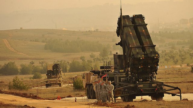 Військовослужбовці США стоять біля ракетної батареї Patriot у Газіантепі, Туреччина під час візиту із США. 04.02.2013