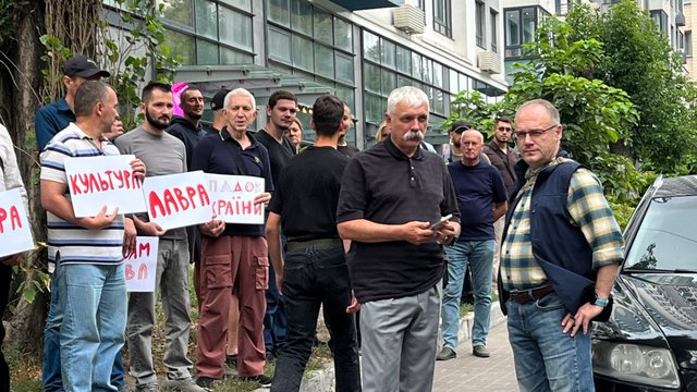 Малочисленный митинг против пребывания УПЦ (МП) в Киево-Печерской лавре проходит у здания Апелляционного суда