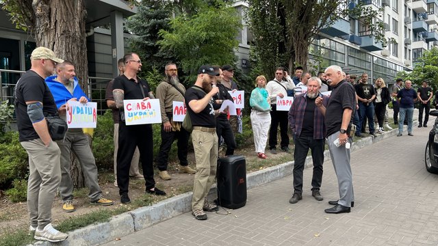 Малочисленный митинг против пребывания УПЦ (МП) в Киево-Печерской лавре проходит у здания Апелляционного суда