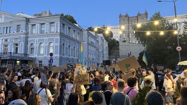 Колона мітингарів за діалог та реформи в оборонці пройшла ходою до площі Франка, вручивши петицію представникам ОП