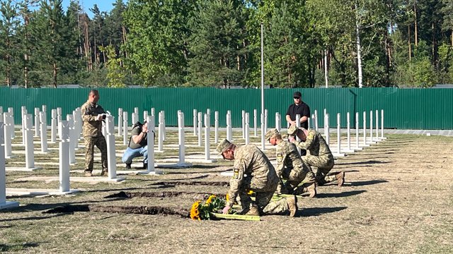 На НВМК відбулися заходи до Дня пам'яті Захисників України і почесні поховання невпізнаних військових