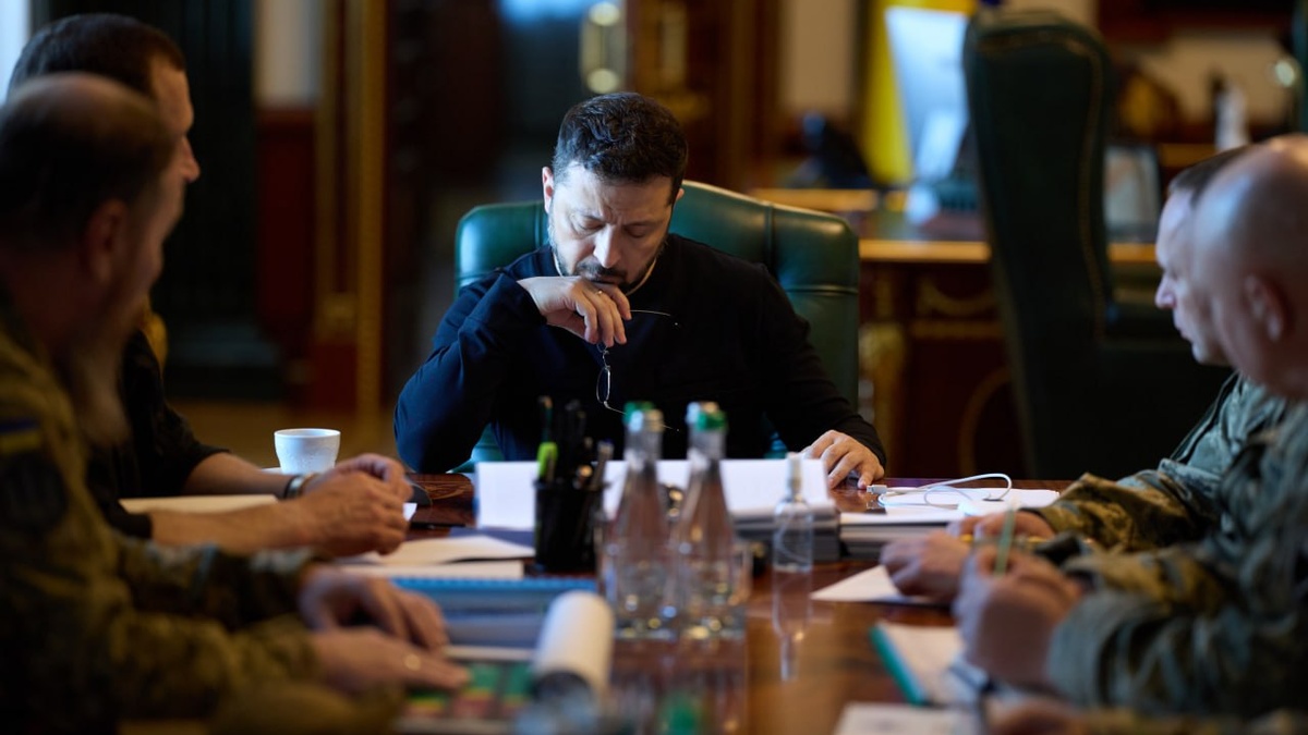 Zelenskyy discusses defense needs, situation on front lines with military