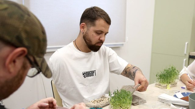 Мікрозелень як терапія: у медзакладах МВС поранених військових залучають до садівництва