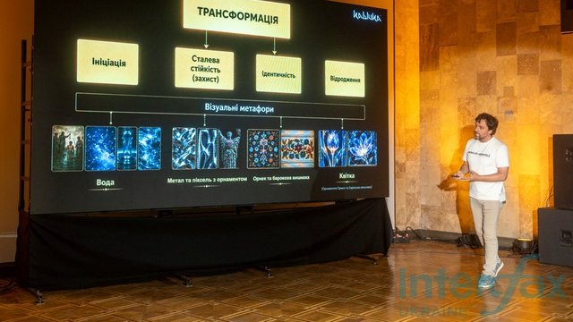 Микола Каблука, автор інсталяції, засновник та артдиректор Expolight, виступає на презентації світлової аудіовізуальної артінсталяції «Майбутнє пам’ятає». Національний музей історії України у Другій світовій війні, Київ, 20.08.2026