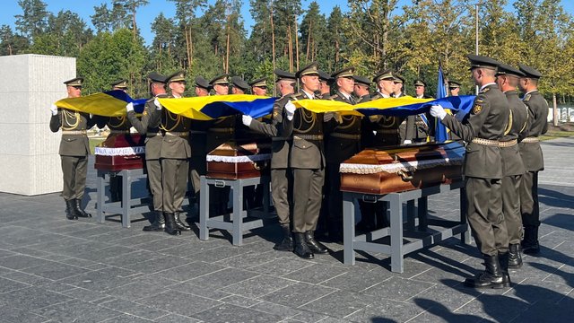 На НВМК відбулися заходи до Дня пам'яті Захисників України і почесні поховання невпізнаних військових