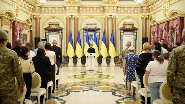 Зеленський вручив 25 сертифікатів на квартири Героям України та родинам полеглих Героїв