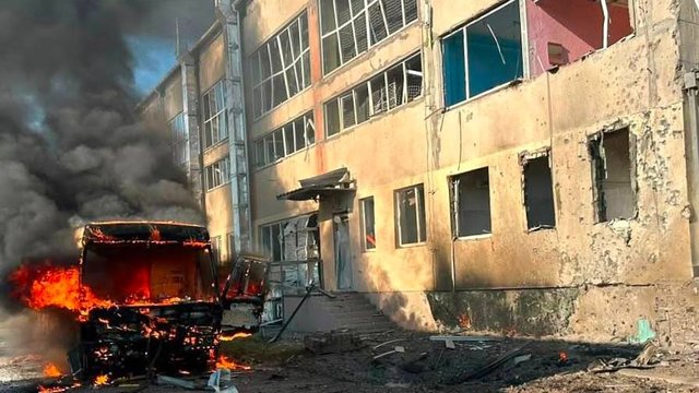 В Николаеве в результате атаки реактивного БпЛА повреждены учебное заведение и школьный автобус