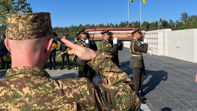 На НВМК відбулися заходи до Дня пам'яті Захисників України і почесні поховання невпізнаних військових