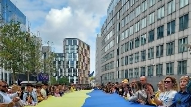 30-метровый флаг Украины развернули в Брюсселе