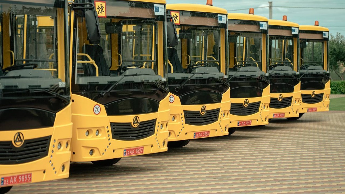 Kyiv region communities receive 6 more school buses