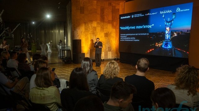 Костянтин Ковшевацький, видавець, головний редактор PRAGMATIKA.MEDIA, веде презентацію світлової аудіовізуальної артінсталяції «Майбутнє пам’ятає». Національний музей історії України у Другій світовій війні, Київ, 20.08.2026