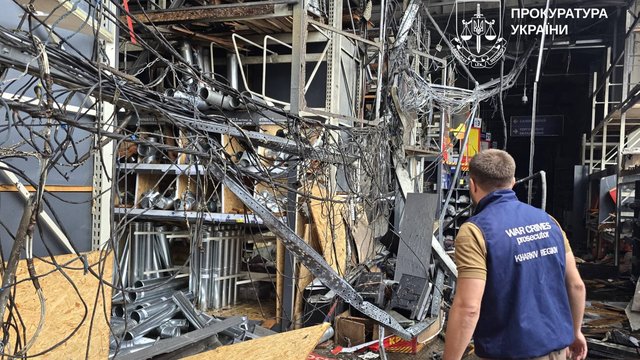Одна людина загинула, ще 5 поранені внаслідок удару по ТЦ у Харкові