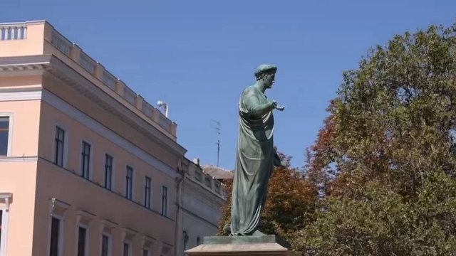 В Одессе демонтировали защитный слой на памятнике Дюку де Ришелье
