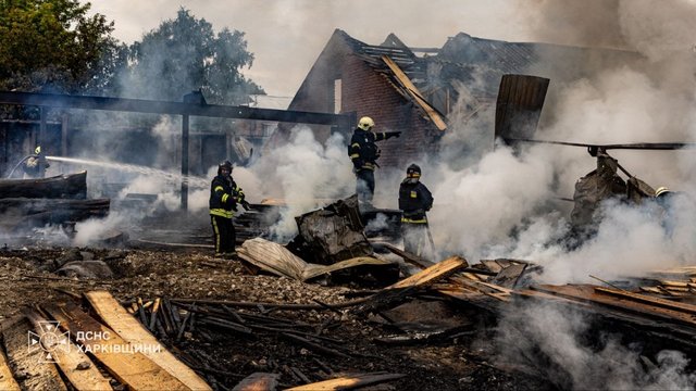 Троє людей постраждали внаслідок ранкового удару по селищу під Харковом