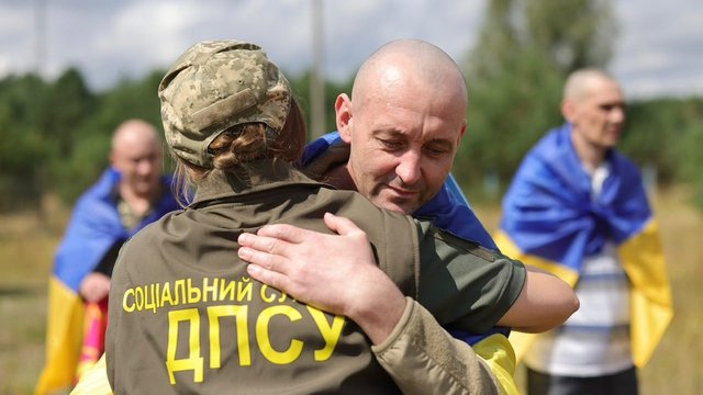 Глава МВД: Из плена вернулись 5 нацгвардейцев и 6 пограничников, их ждут обследование и реабилитация