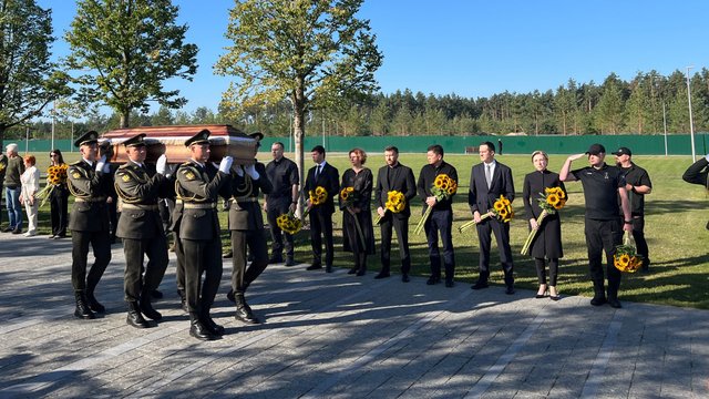 На НВМК відбулися заходи до Дня пам'яті Захисників України і почесні поховання невпізнаних військових