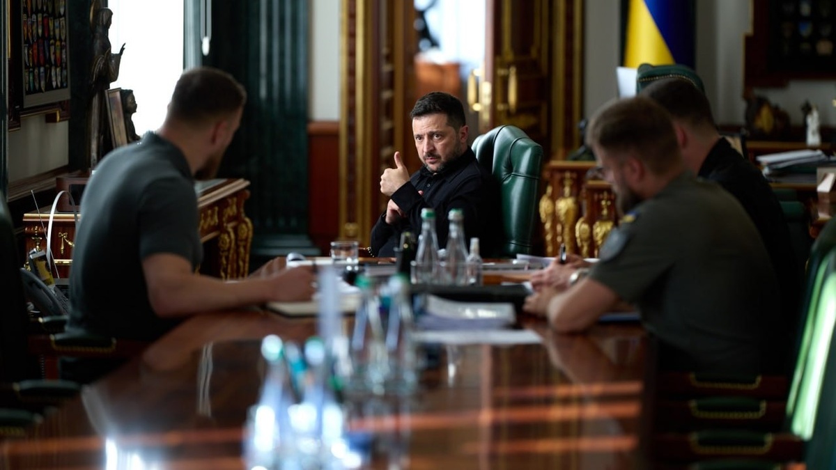 Zelenskyy holds meeting with military leaders on results of strikes on Novorossiysk