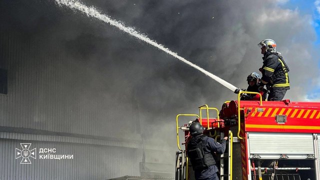 Три пожежі ліквідують після обстрілів на різних локаціях в Бучанському районі Київської області