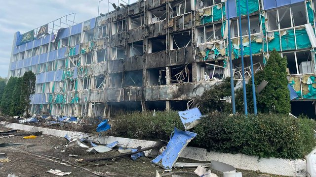 Російські дрони пошкодили фабрику Mondelеz у Тростянці, троє поранених – мер